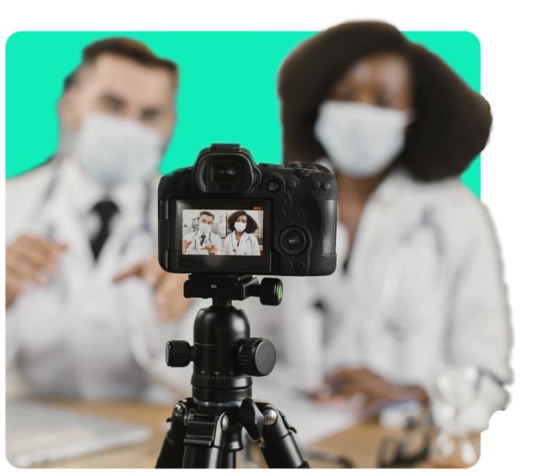 Deux médecins devant une caméra lors d'un tournage vidéo